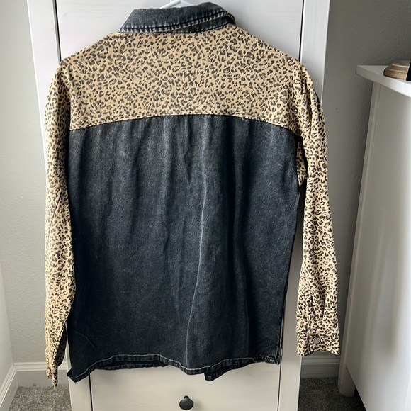 Mystree | Denim Cheetah Button Down - Picture 6 of 6
